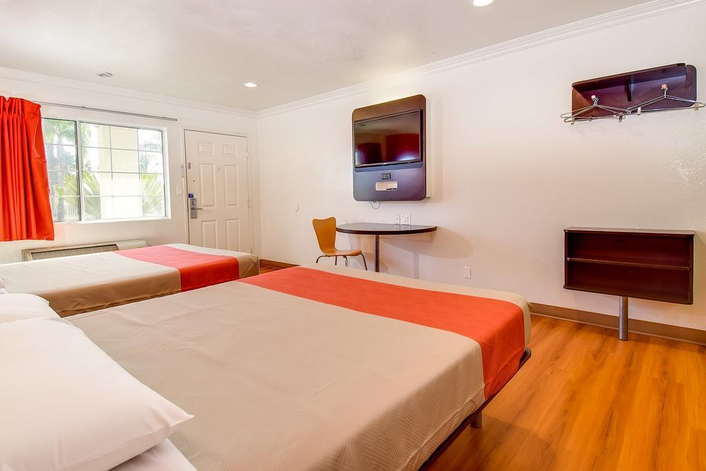 Motel 6 גרדן גרוב מראה חיצוני תמונה