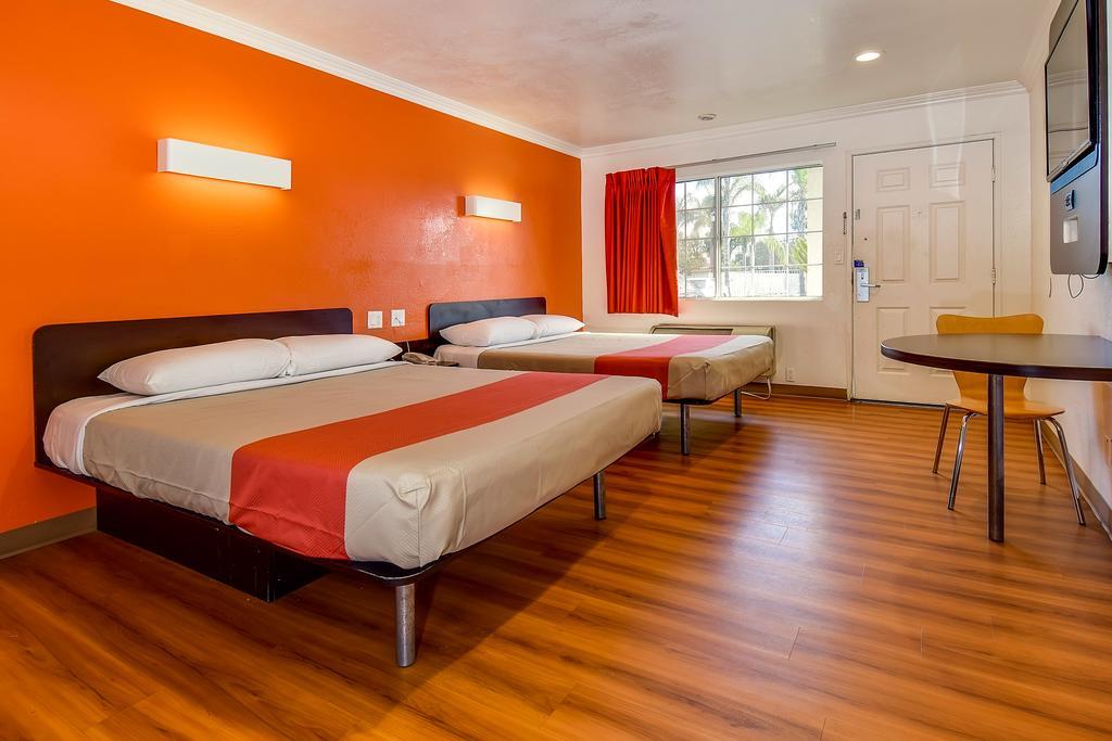 Motel 6 גרדן גרוב מראה חיצוני תמונה