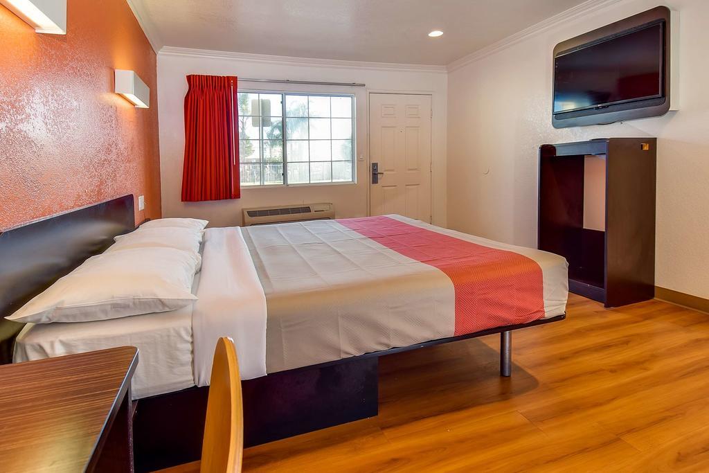 Motel 6 גרדן גרוב מראה חיצוני תמונה