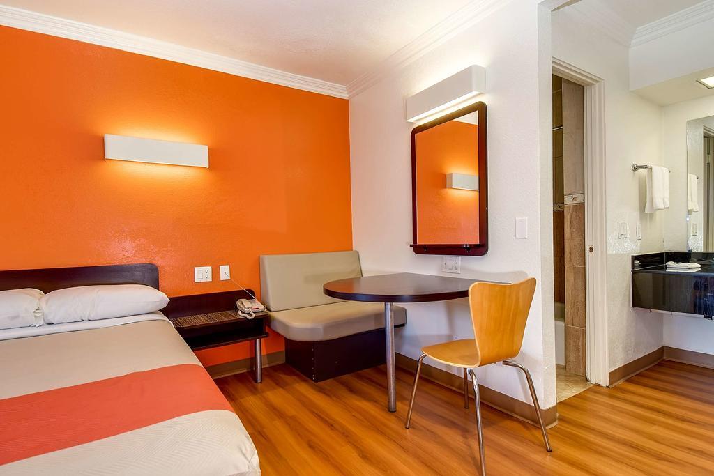 Motel 6 גרדן גרוב מראה חיצוני תמונה
