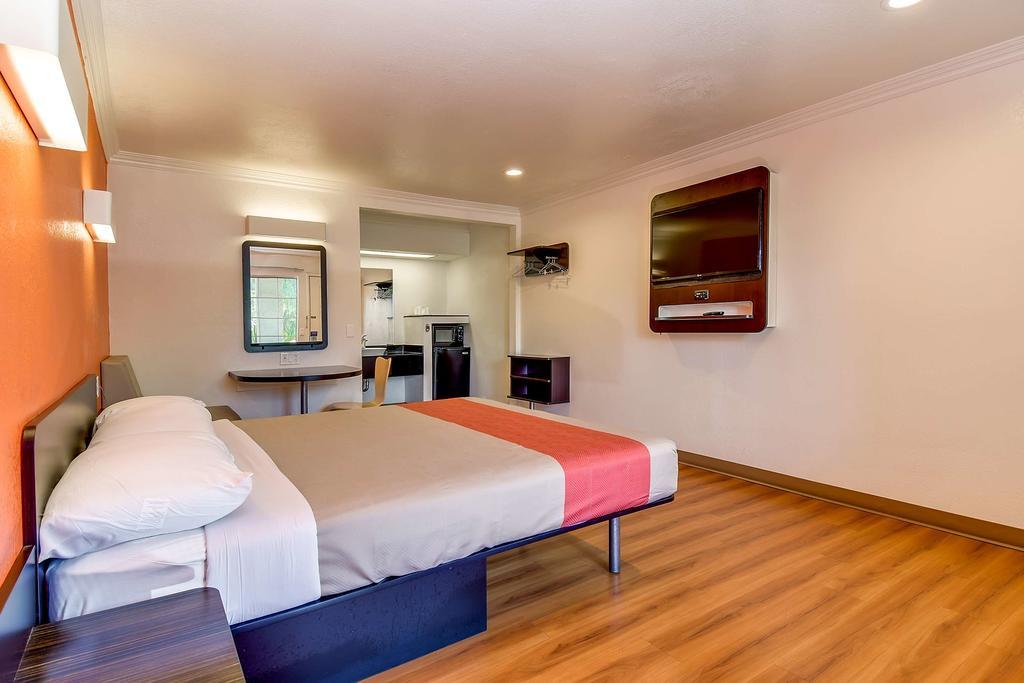 Motel 6 גרדן גרוב מראה חיצוני תמונה
