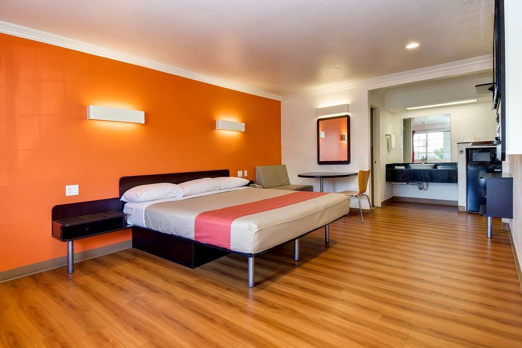 Motel 6 גרדן גרוב מראה חיצוני תמונה