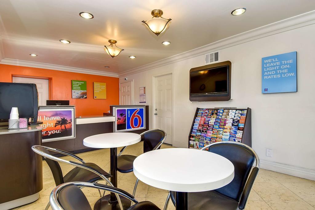 Motel 6 גרדן גרוב מראה חיצוני תמונה